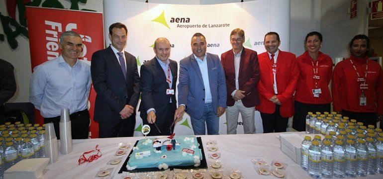 El aeropuerto de Lanzarote celebra con Jet2.com el décimo aniversario de su ruta con Manchester