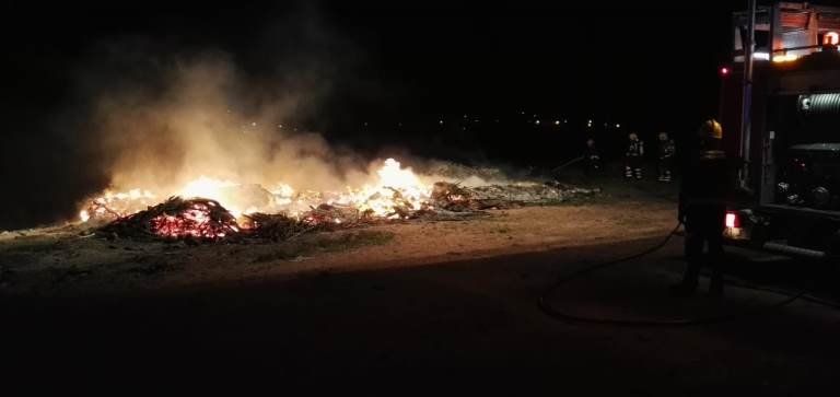 Apagan un incendio de rastrojos en Tabayesco, entre los que se encontraba el cuerpo de una cabra