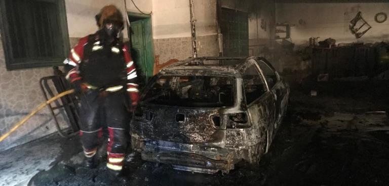 Arden dos vehículos en Playa Quemada