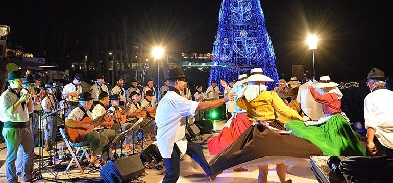 La 'Navidad Isleña' llena de ambiente navideño la plaza El Varadero de La Tiñosa