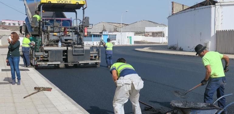 Concluyen las obras de reasfaltado de la carretera LZ 101 en el tramo de la Avenida de Naos en Arrecife
