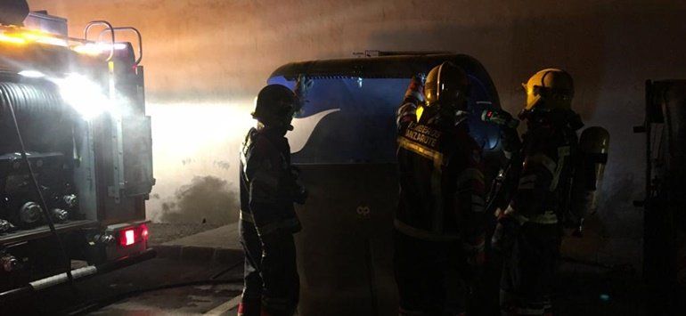 Los bomberos sofocan un incendio en un contenedor en Argana Alta