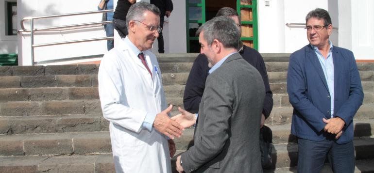 Gobierno y Cabildo firman la integración del personal del Hospital Insular en el SCS
