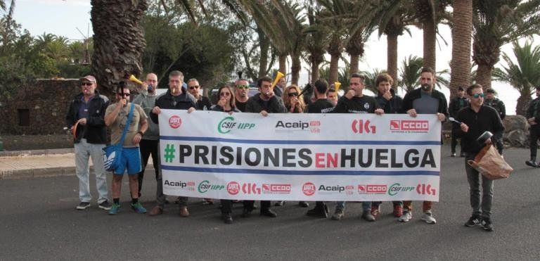 Los funcionarios de la prisión de Tahíche llevan su protesta a las puertas de La Mareta