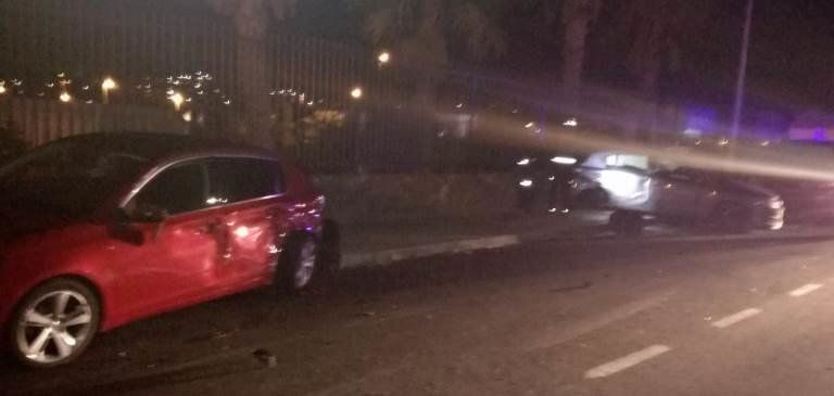 Un conductor choca su coche contra otro que estaba estacionado en Playa Blanca