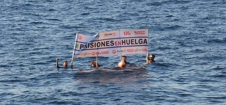 Funcionarios de la cárcel de Tahíche se lanzan al mar en una nueva protesta frente a La Mareta