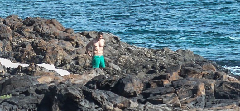 Pedro Sánchez disfruta del mar en sus últimos días de vacaciones en Lanzarote