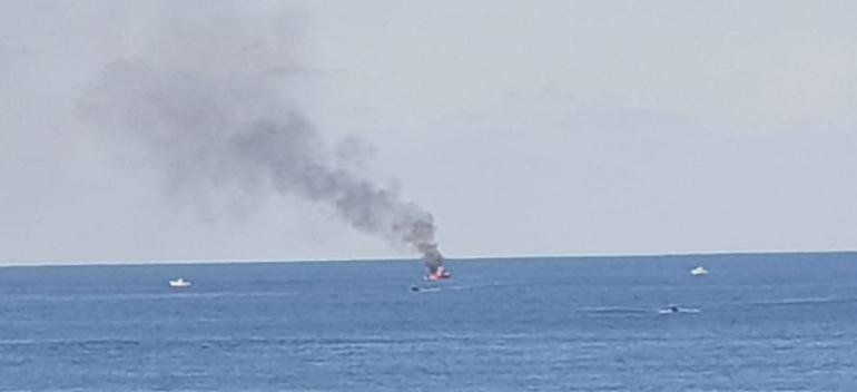 Se reanudan las labores de búsqueda del tripulante del barco incendiado cerca de Pechiguera