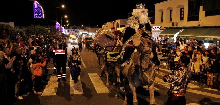 Multitudinario recibimiento a los Reyes Magos en Yaiza y Playa Blanca