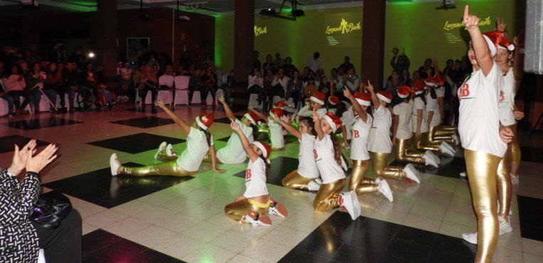 La Democracia acogió el XII Festival de Navidad de la Escuela Lanzarote Baila