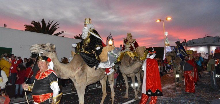 Unas avenidas abarrotadas de público en Tías reciben a los Reyes Magos en una colorida gran cabalgata de Reyes