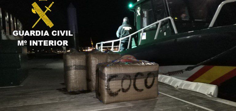 Interceptan una embarcación que se dirigía a Lanzarote con 120 kilos de hachís y detienen a sus dos ocupantes