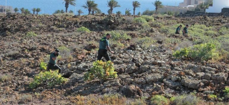 Rastrean un solar cercano a la vivienda de la joven desaparecida en Costa Teguise en busca de pistas