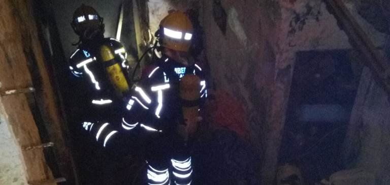 Los bomberos apagan el incendio de una casa abandonada en Arrecife