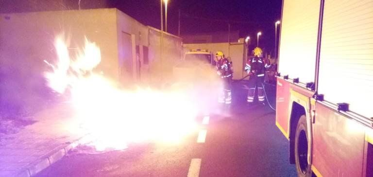 Los bomberos apagan el incendio de tres contenedores en San Bartolomé y Arrecife