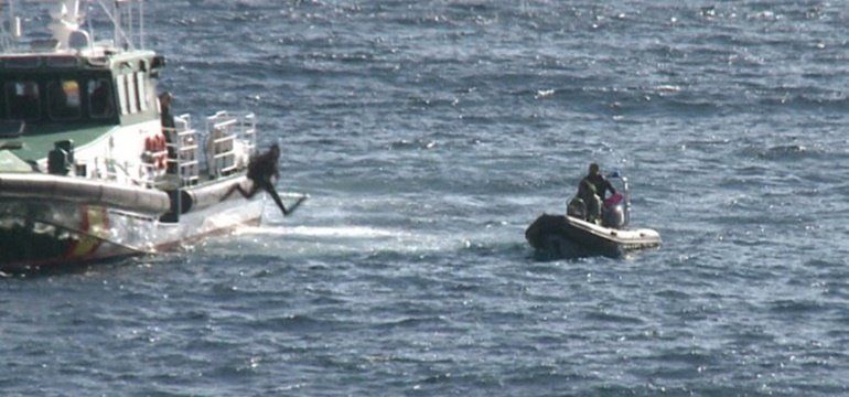 Los buzos de la Guardia Civil vuelven a la isla para rastrear Las Cucharas tras el hallazgo de un fragmento orgánico
