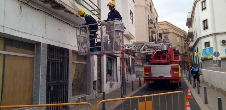 Los bomberos intervienen en la caída de cascotes en un edificio de Arrecife