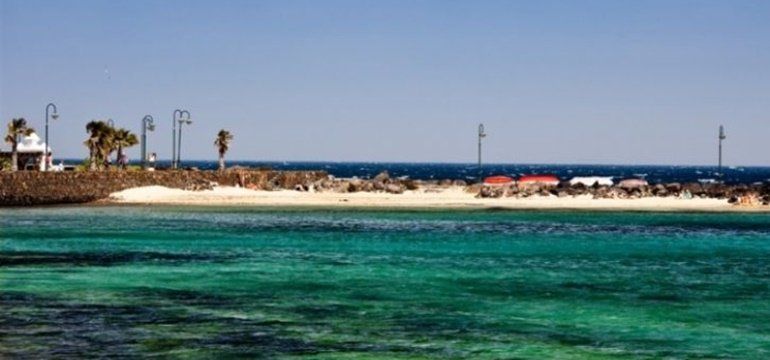 Cerrada al baño la Playa de los Charcos de Costa Teguise tras detectarse "suciedad" en el agua