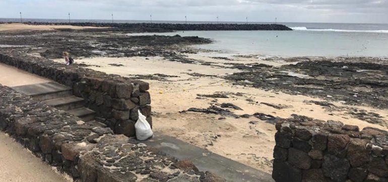 Se reabre al baño la Playa de los Charcos de Costa Teguise tras tres días cerrada