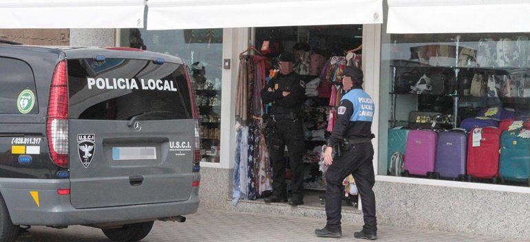 Operación policial contra la venta de productos falsificados en dos comercios de Arrecife