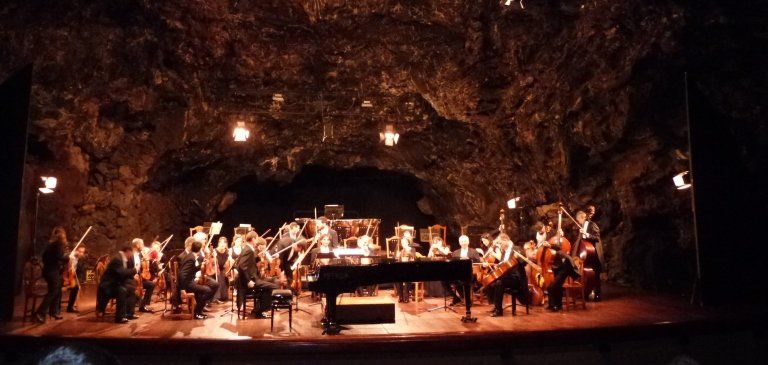 El auditorio de Los Jameos acogió el concierto de la Orquesta de Cadaqués