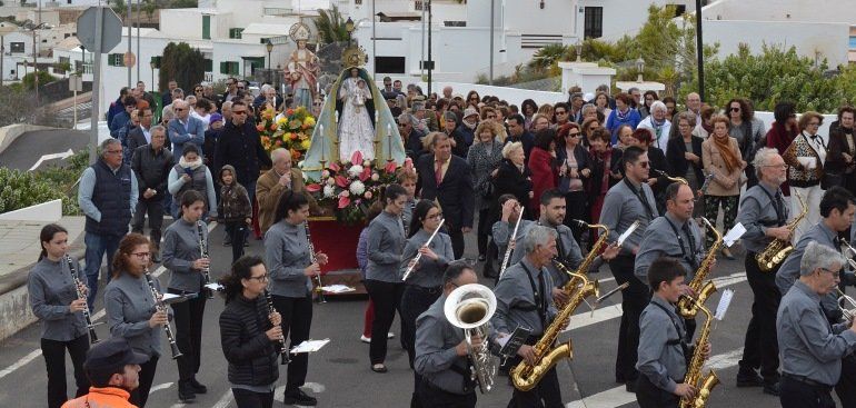 La Candelaria estrena manto en su procesión como patrona de Tías