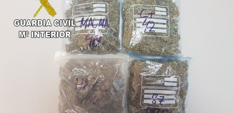 Detenidos tres jóvenes tras ser pillados con 219 gramos de marihuana en Puerto del Carmen