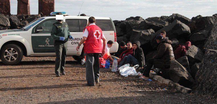 Arriba una patera con cinco inmigrantes a bordo a la playa de Las Cucharas de Costa Teguise