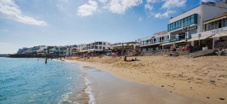 Reabierta al baño la playa del pueblo de Playa Blanca tras el vertido de aguas fecales