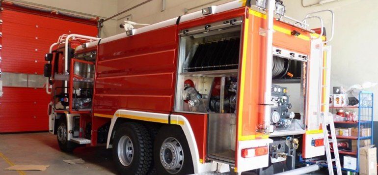 Los bomberos rescatan a un hombre mayor que se encontraba caído en el patio de su casa de Arrecife