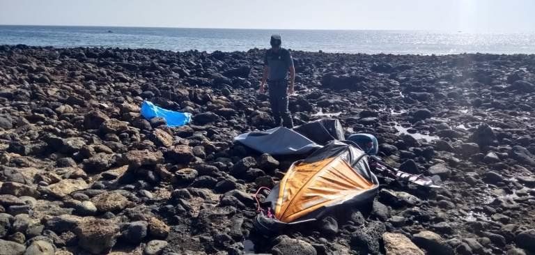 La Guardia Civil localiza ya a siete inmigrantes de la embarcación llegada a la costa de Teguise