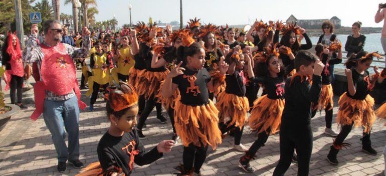 Las calles del centro de Arrecife se llenan de diseños manriqueños con el Carnaval Escolar