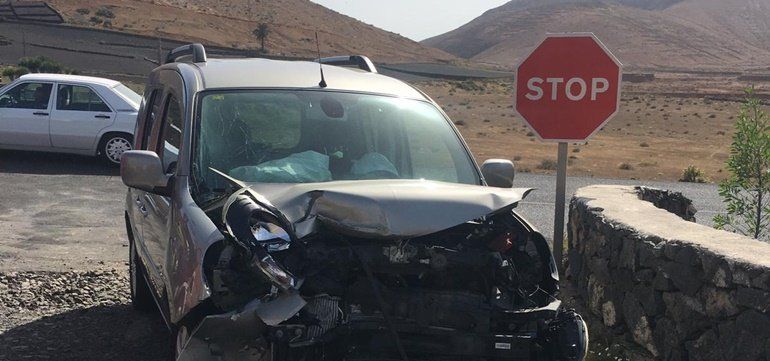Un herido en un choque entre dos vehículos en la carretera de Femés a Yaiza