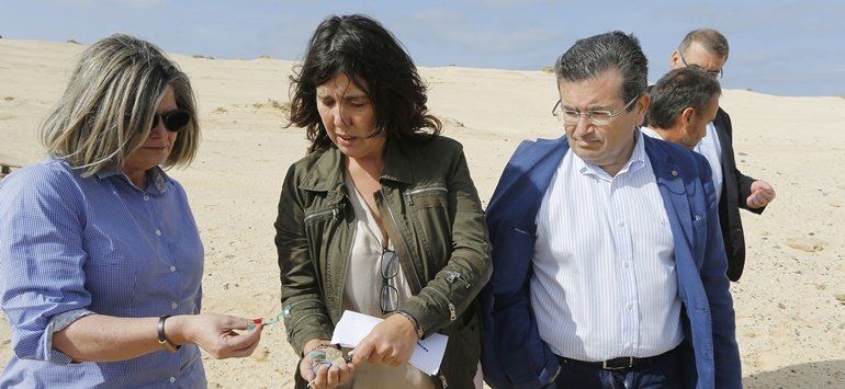 Destinan 30.000 euros para limpiar de microplásticos las playas de La Graciosa