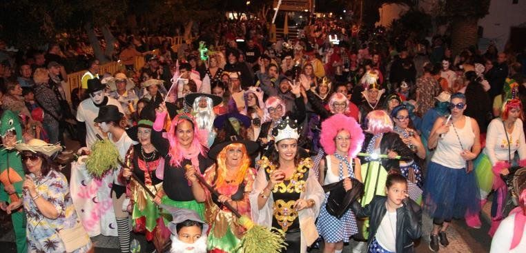 Mascaritas, carrozas y grupos carnavaleros toman la Rambla Medular de Arrecife