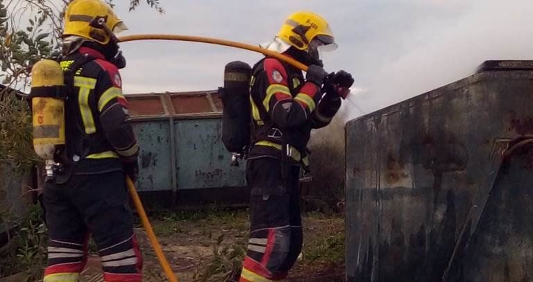 Los bomberos apagan un incendio en la antigua depuradora de Costa Teguise