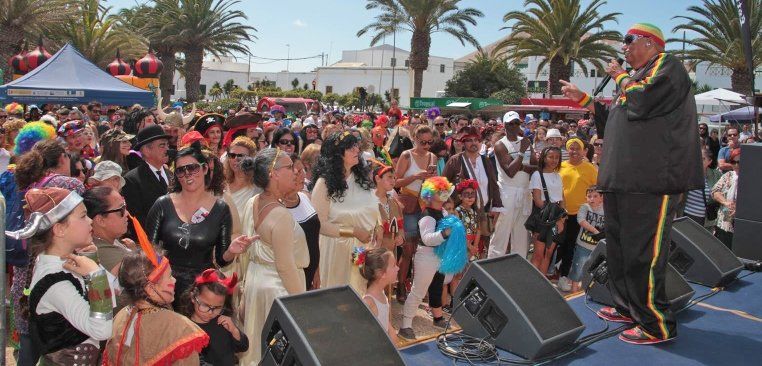 La música de King África anima el Carnaval de Día de San Bartolomé