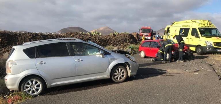 Cinco heridos, uno de ellos grave, en una colisión frontal de dos coches en Puerto del Carmen