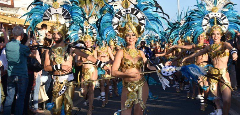 Ritmo, diversión y color en el coso del Carnaval de Puerto del Carmen