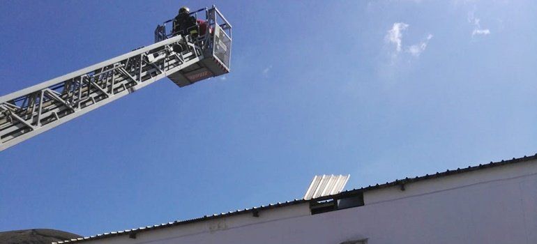 El viento levanta parte del techo del Pabellón de Tahíche obligando a los bomberos a intervenir