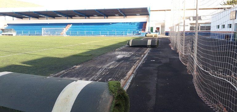 Iniciadas las obras de sustitución del césped y mejoras de acceso del campo de fútbol de San  Bartolomé