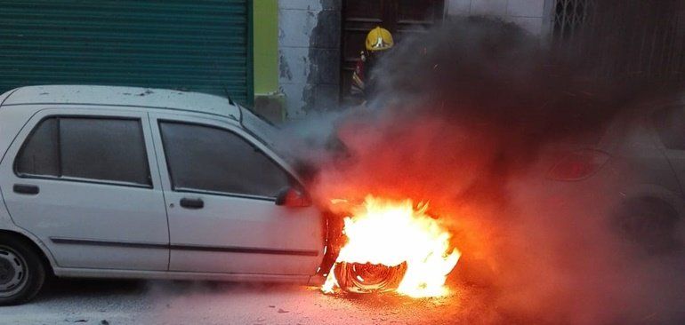 Los bomberos extinguen un incendio en un coche en la calle Triana de Arrecife