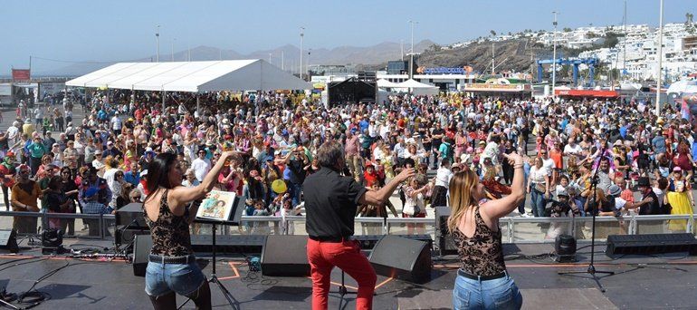 El desfile chinijo y el Carnaval de Día despidieron las carnestolendas de Puerto del Carmen