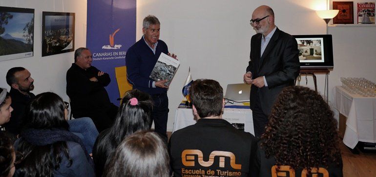 El lanzaroteño Juan Cruz presenta su libro 'El volcán del Turismo' en Berlín