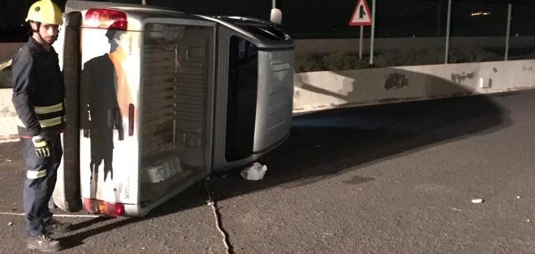 Un vigilante encuentra un coche volcado dentro una propiedad privada al llegar a su puesto de trabajo