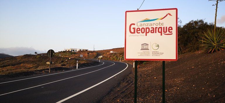 La FCM rechaza las vallas publicitarias de Geoparque instaladas por la isla: "Agravian la memoria de César"