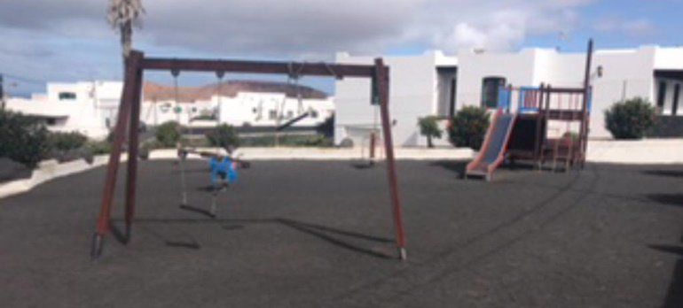 El PSOE denuncia el "deplorable" estado de los parques infantiles de Tinajo