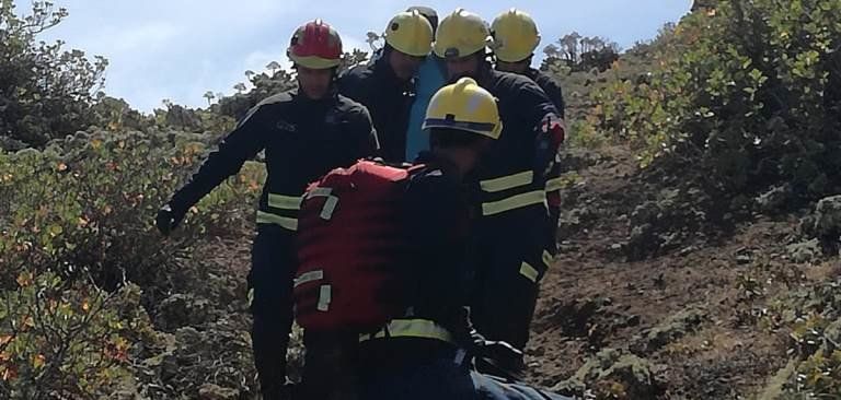 Los bomberos rescatan a una senderista en el volcán de Los Helechos en Guinate