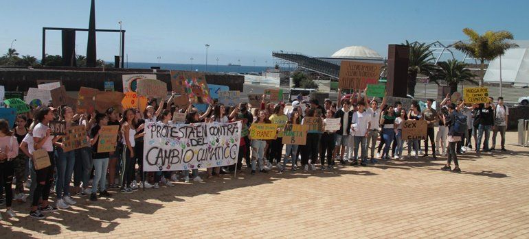 Unos 200 jóvenes se manifiestan en Lanzarote para exigir acciones contra el cambio climático