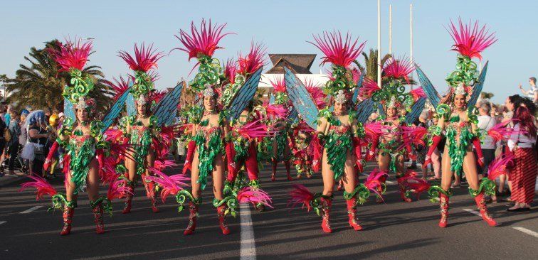 Miles de personas disfrutaron del Coso de Carnaval en Costa Teguise